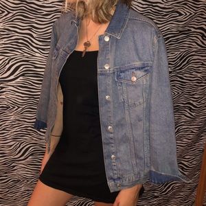 ?TOPSHOP LIGHT WASH JEAN JACKET?